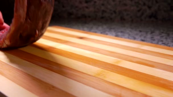 Filet de thon salé tombent sur une planche à découper — Video