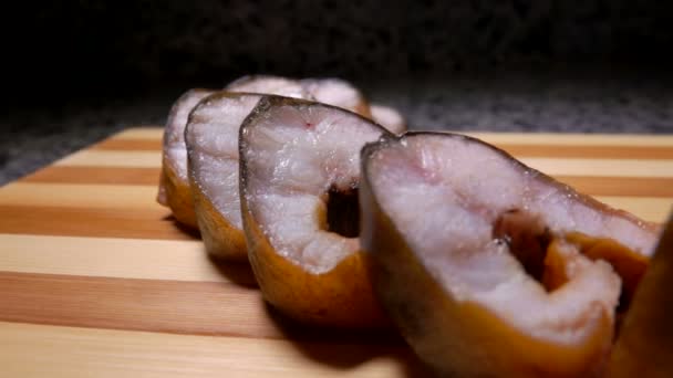 Närbild av rökt ål som styckats i portioner — Stockvideo