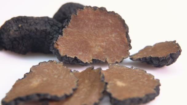 Tranches de champignons de truffe noire sur une surface blanche — Video