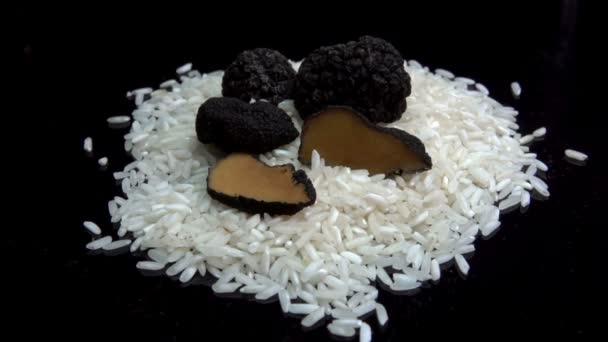 Μαύρος μύκητας τρούφας σε ωμό λευκό ρύζι — Αρχείο Βίντεο