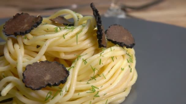 Snijwonden van een zwarte truffel vallen op de spagetti — Stockvideo