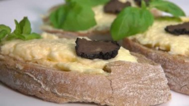 Siyah mantar dilimi bruschetta 'nın üzerine düşer.