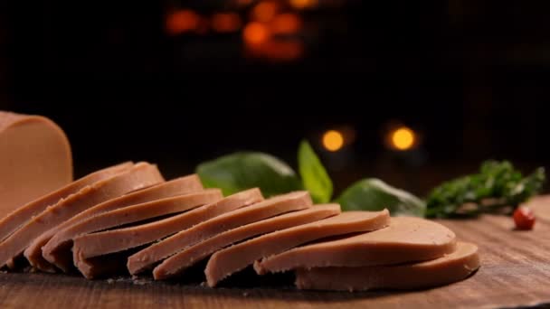 Panorama av hackad foie gras på en träskiva — Stockvideo