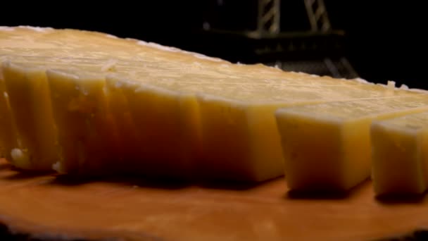 Tenedor toma un trozo de queso duro francés — Vídeo de stock