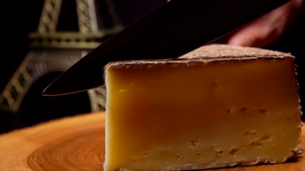 Couteau coupe un morceau de fromage de chèvre à pâte dure française — Video