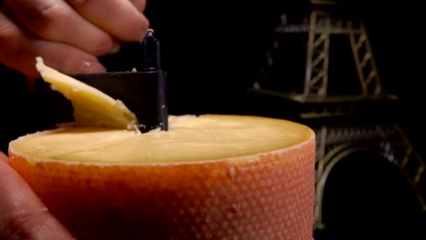 Girolle scraper mes snijdt harde franse kaas — Stockvideo