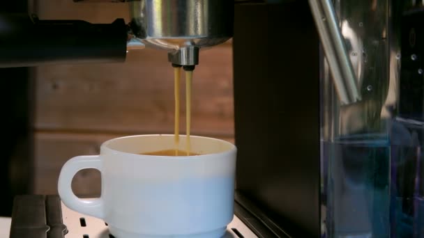 Espressokoffie wordt gegoten in een witte beker — Stockvideo