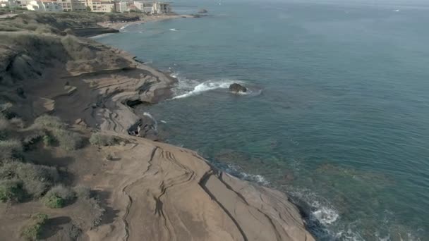 Повітряний знімок скелястого вулканічного узбережжя — стокове відео