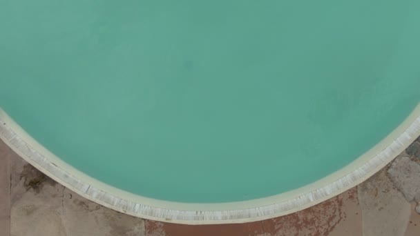 Трое детей ныряют в круглый бассейн — стоковое видео