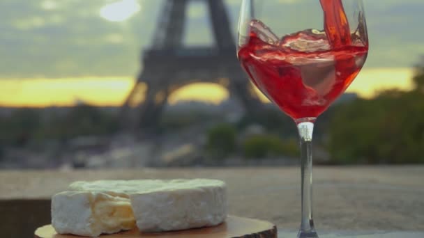 El vino tinto se vierte en una copa contra la Torre Eiffel — Vídeo de stock