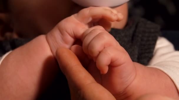 Entzückende Finger eines Babys quetschen erwachsenen Finger — Stockvideo