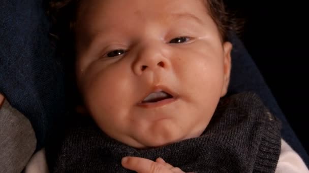 Lindo bebé soñoliento de ojos negros está bostezando — Vídeo de stock