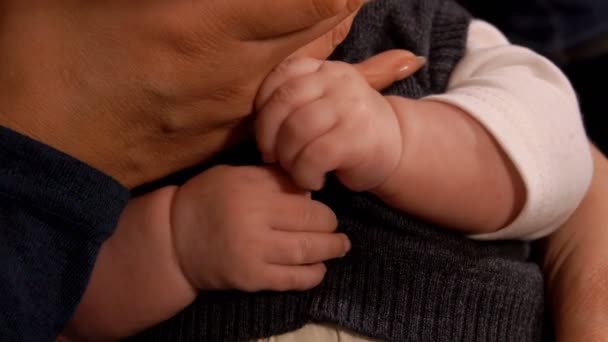 Kleine baby aanraking hand van een volwassen ouder — Stockvideo