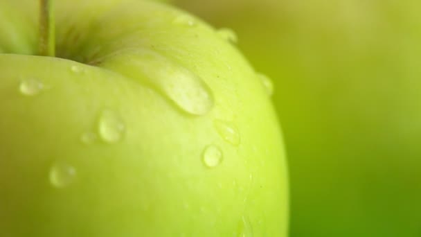 Drop of water flows down a large Juicy green apple — Stock Video