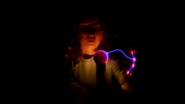 Krásná dívka se dotýká lampy Tesla s rukama — Stock video