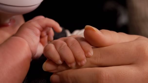 Gros plan des petits doigts d'un bébé nourri au biberon — Video