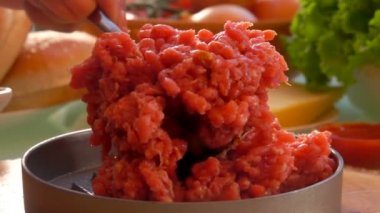 Kıymalı et, sığır burger pirzolasına sıkıştırılır.