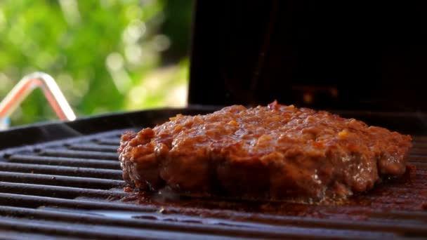 Sabrosa carne gruesa chuleta freír en la parrilla — Vídeos de Stock