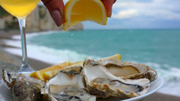 Limón exprimido sobre ostras frescas — Vídeos de Stock