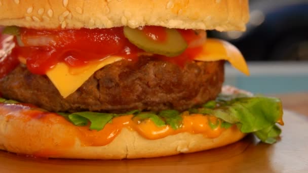 Primer plano de una deliciosa hamburguesa casera con queso — Vídeos de Stock