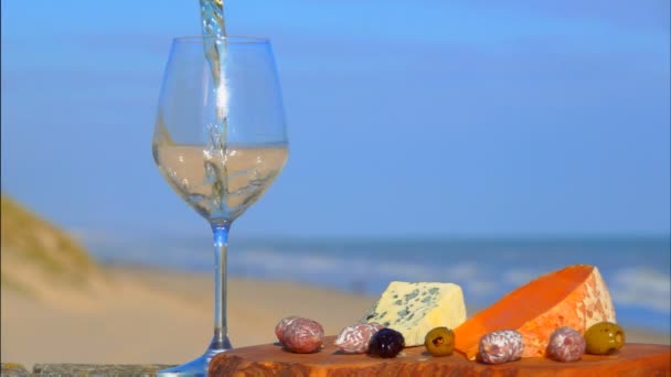 Romantyczny piknik nad brzegiem morza z białym winem — Wideo stockowe