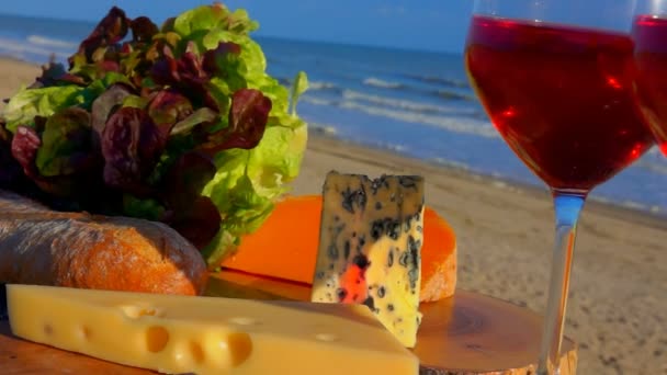 Delicioso picnic junto al mar con vino tinto y queso — Vídeos de Stock