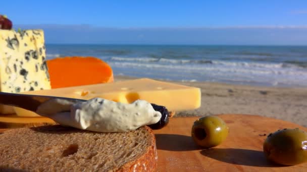 Primer plano de un pan con mantequilla y queso cremoso — Vídeos de Stock