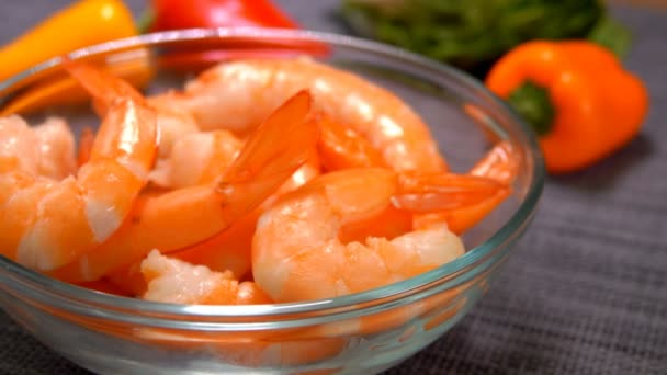 Hand lay a peeled shrimp in a glass bowl — Stock Video