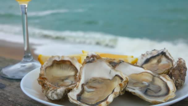 Cierre de plato lleno de ostras en un día nublado — Vídeos de Stock