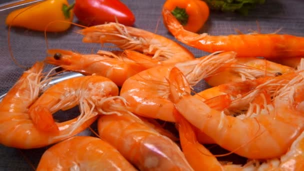 Hand lay delicious unpeeled shrimps in glass bowl — 비디오