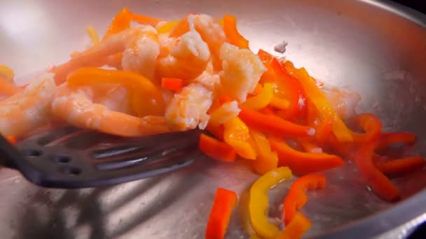 Los langostinos y el pimiento se fríen en la cacerola — Vídeos de Stock