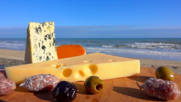 Varietà di formaggio sulla tavola vicino al mare — Video Stock