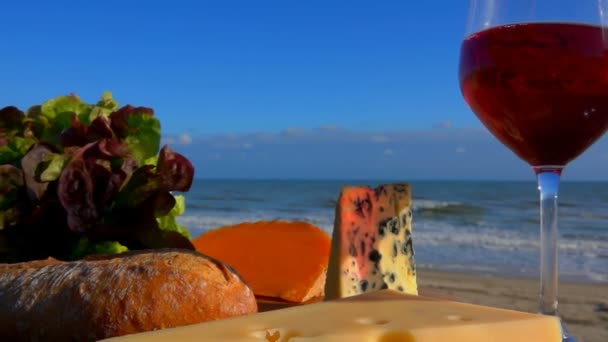 Romantický piknik na mořském břehu s červeným vínem — Stock video