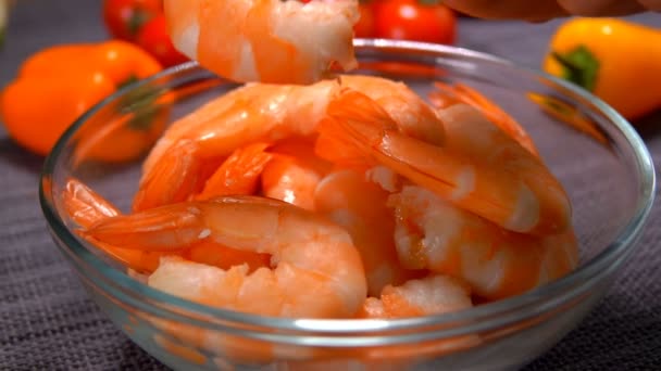 Hand lay peeled shrimps in a glass bowl — 비디오