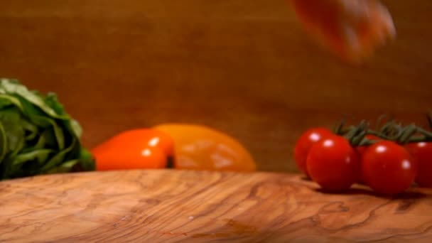 Délicieuses crevettes pelées tombent sur une planche en bois — Video