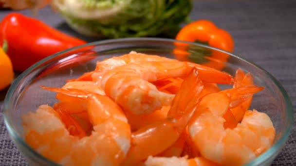 Hand lay a delicious shrimp in a glass bowl — Stock Video