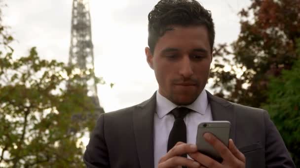 Man in black suit sends message on a cell phone — Stok video