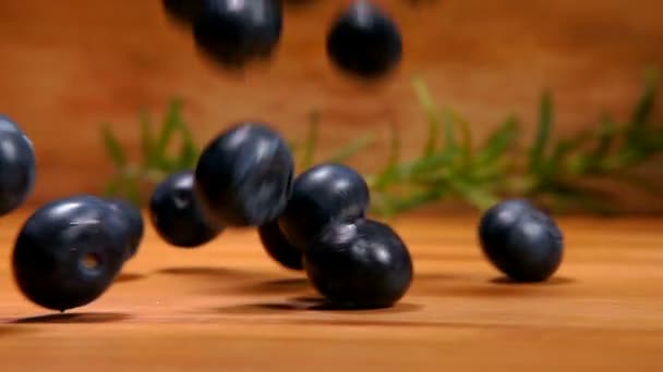 Large ripe blueberries fall on a wooden surface — 비디오