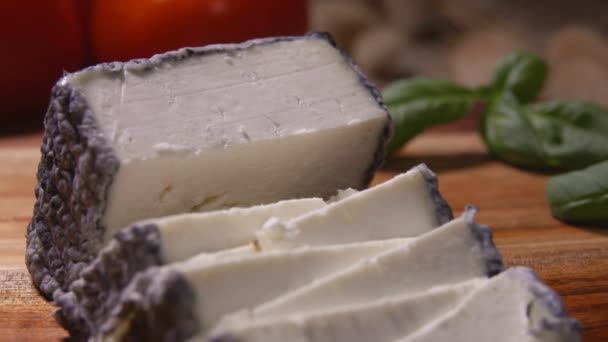Κοντινό πλάνο μαλακό κατσικίσιο τυρί με γκρι μούχλα — Αρχείο Βίντεο