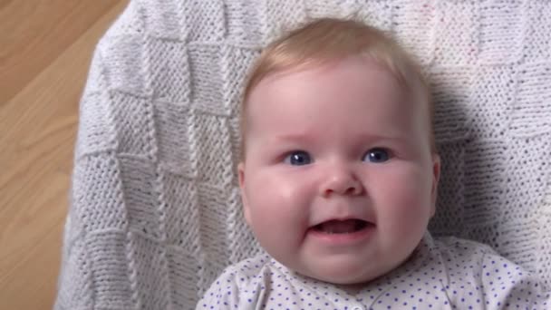 Kleine blauwe ogen een maand baby op een witte deken — Stockvideo