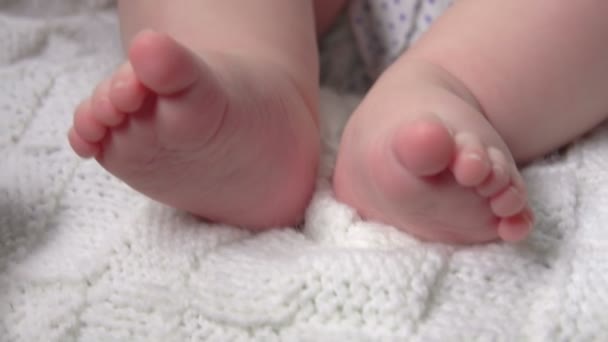 Close-up van blote voeten baby benen — Stockvideo