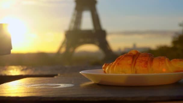 Káva s croissant na pozadí Eiffelova věž — Stock video