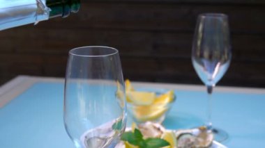Şampanya ve limonlu bir tabak ve taze istiridye.