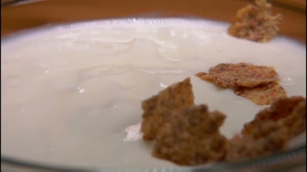 El cereal cae sobre el yogur sano — Vídeo de stock