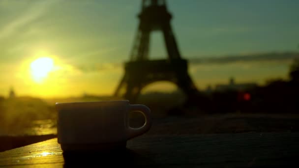 Tazza di caffè del mattino sullo sfondo della Torre Eiffel — Video Stock