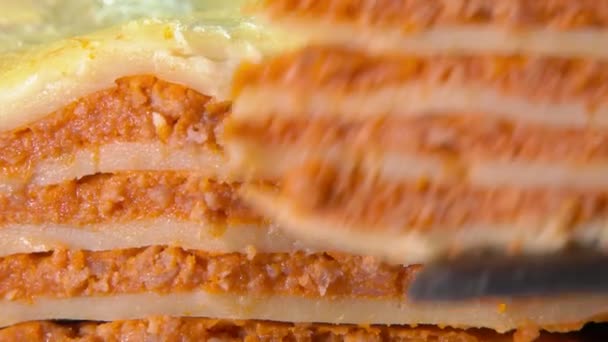 Close-up van een lasagne met een spatel — Stockvideo