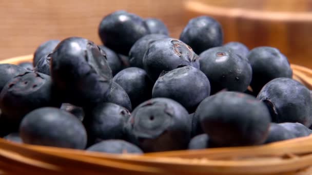 手把一大杯美味的蓝莓放在篮子里 — 图库视频影像