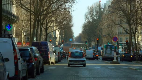 Auto 's stoppen bij kruising op een rood stopbord — Stockvideo