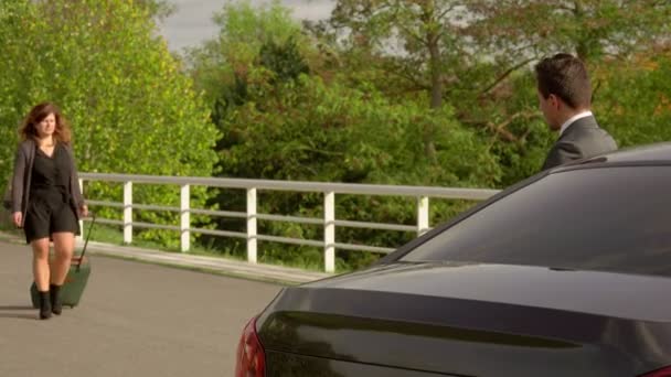 Особистий водій відкриває двері автомобіля для клієнта — стокове відео