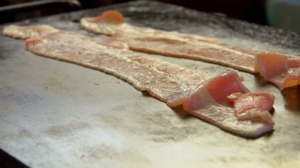 Ränder av bacon är rostade av grillen — Stockvideo